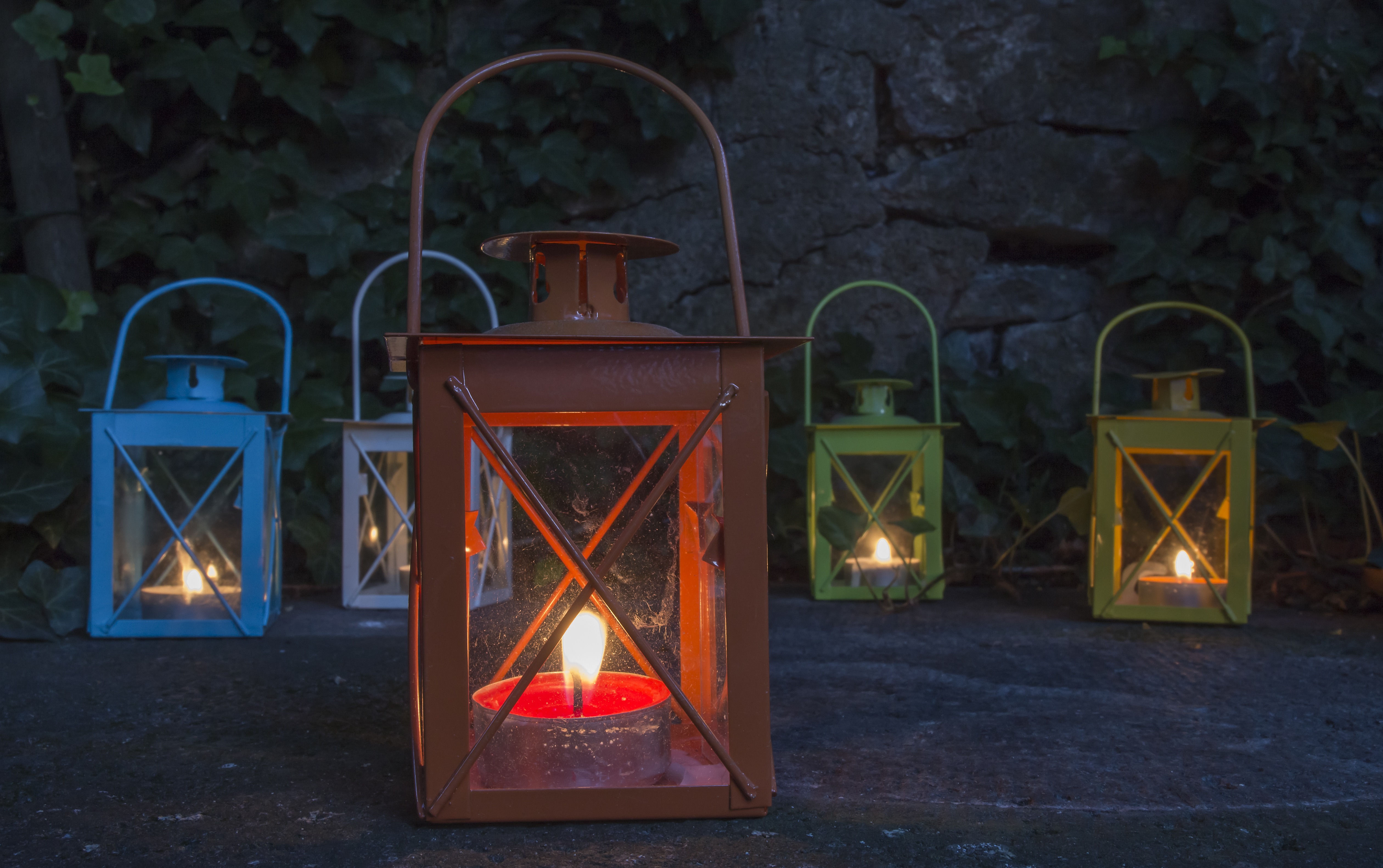 08095616-photo-lanterne-coloree-eclairage-jardin