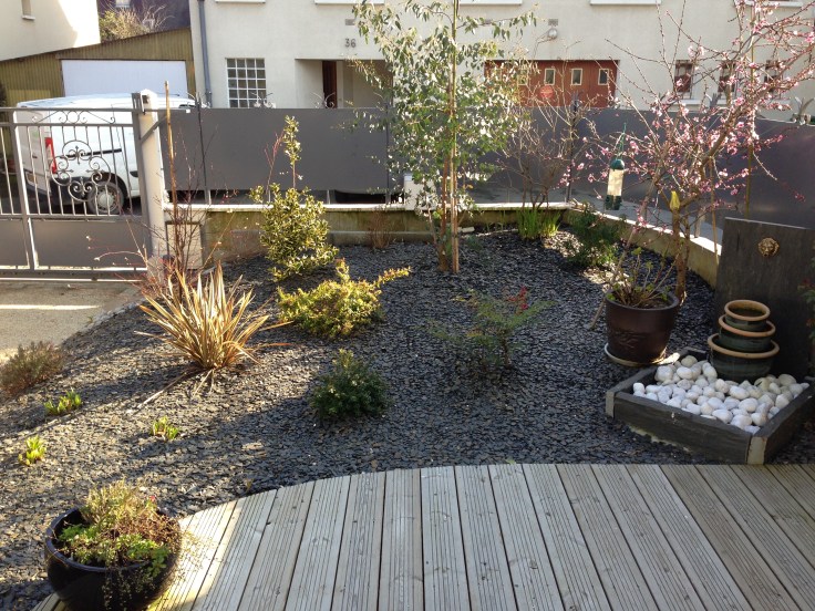 Jardin-de-ville-paillage-ardoise-terrasse-bois-plantations-2